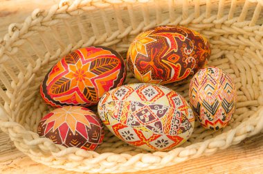 sepet içinde boyalı Paskalya yumurtaları