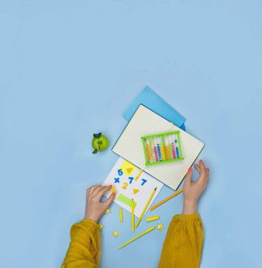 Öğretmenler aritmetik kırtasiyeyle ellerini masaya koysunlar.