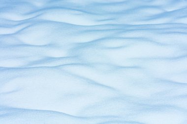 Kopyalama alanı olan parlak karlı arkaplanı özetle. Kar beyazı dokusu.