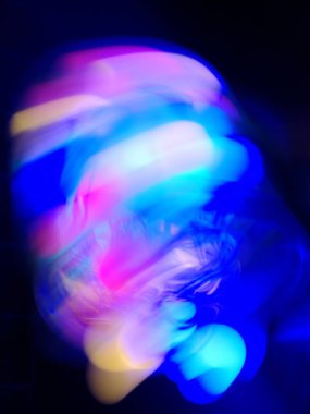 Soyut renkli dijital beyin arkaplanı. Neon beyin arka plan için ışıkların odaklanmasını engelledi