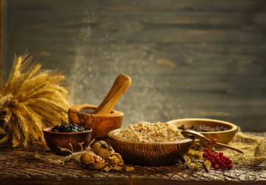 Kültürel mutfak konsepti sıcak kırsal tarzda ele geçirildi. Ukrayna 'nın Noel kutya' sı şenlikli malzemelerle.