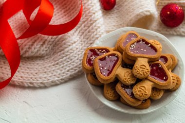 Köknar ağacı dallı mantar şekilli kurabiyeler. Beyaz arka planda Noel kurabiyeleri.