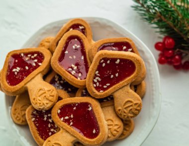 Köknar ağacı dallı mantar şekilli kurabiyeler. Beyaz arka planda Noel kurabiyeleri.