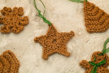 Noel ağacındaki ekolojik jütten yapılmış bir sürü şirin Noel oyuncağı. Noel ve Yeni Yıl Dekorasyonu.