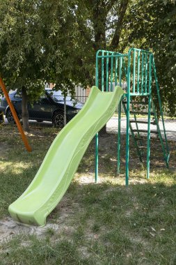 Park alanında yeşil oyun alanı, çocuklar için açık hava oyun ekipmanları, eğlence, aktivite ve güvenli dinlenme alanları..