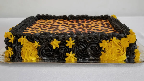 Creative Sweet Cake Decorated Leopard Print Black Yellow Details — Stock Photo, Image