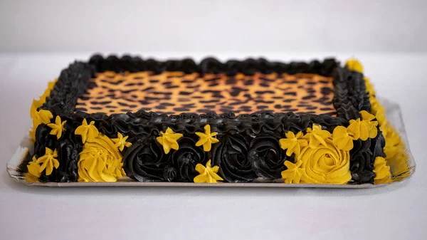 Creative Sweet Cake Decorated Leopard Print Black Yellow Details — Stock Photo, Image