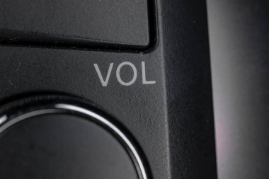 Makro fotoğrafçılık bir arabanın ses düğmesinin yanında cilt metni alıyor