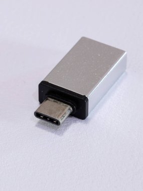 Cep telefonunun mikro usb 'si üzerinden USB aygıtları kullanmak için küçük OTG adaptörü