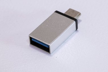 Cep telefonunun mikro usb 'si üzerinden USB aygıtları kullanmak için küçük OTG adaptörü
