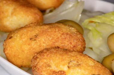 Çeşitli yemek türleriyle salata karışımı.