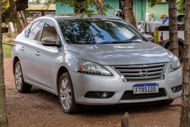 Cassilandia, Mato Grosso do Sul, Brezilya - 2021 05 01: Sedan car modeli Nissan sentra gümüş renkli