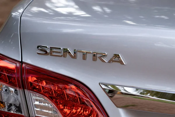 Cassilandia, Mato Grosso do Sul, Brezilya - 2021 05 01: Sedan car modeli Nissan sentra gümüş renkli