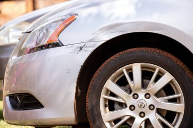 Cassilandia, Mato Grosso do Sul, Brezilya - 05: 30 2020: Nissan Sentra 'nın hafif kaza yapan gümüş sedan arabası