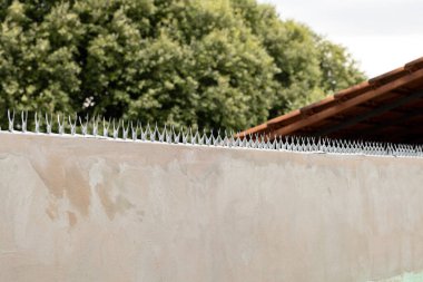 Konut koruması için duvarda keskin çene