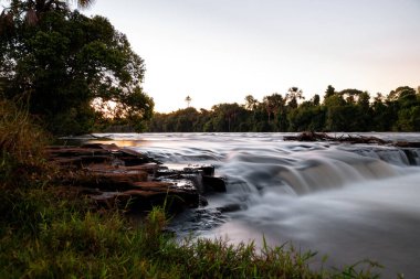 Apore nehrindeki nehir suları