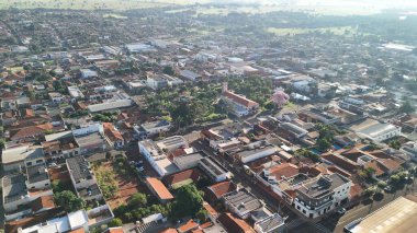 Cassilandia, Mato Grosso do Sul, Brezilya - 04 05 2024. Küçük Brezilya şehrinin merkezinde, şehir merkezindeki yerleşim blokları, sokakları ve Sao Jose Meydanı 'nın geniş insansız hava aracı görüntüsü var..