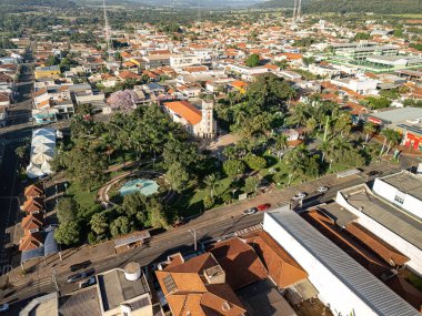 Cassilandia, Mato Grosso do Sul, Brezilya - 04 05 2024. Cassilandia 'da şehir merkezindeki binalar ve caddelerle çevrili İHA panoraması Sao Jose' yi gösteriyor..