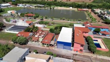 Lagoa Santa, Goias, Brezilya - 05 05 2024 İHA evleri ve ticari binaların üzerinde uçarken tüm belediye gölünü fıskiyeyle ortaya çıkarıyor..