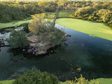 Lagoa Santa, Goias, Brezilya - 07 05 2024. Termas de Lagoa Santa jeotermal lagünün insansız hava perspektifi orman bitki örtüsü ve doğal çevreyle çevrili..