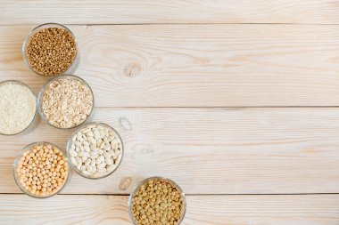 Tahıl ve cam kase Beyaz ahşap zemin üzerinde fasulye