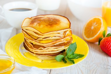 Krep sarı bir plaka üzerinde.