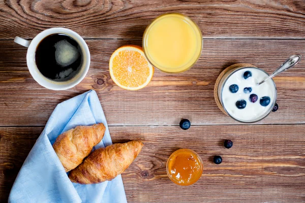 Fondo de madera con elementos de desayuno. arriba viev — Foto de Stock