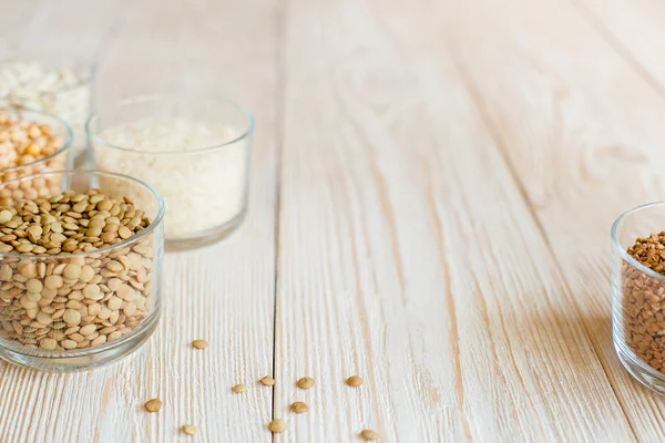 Tahıl ve cam kase Beyaz ahşap zemin üzerinde fasulye