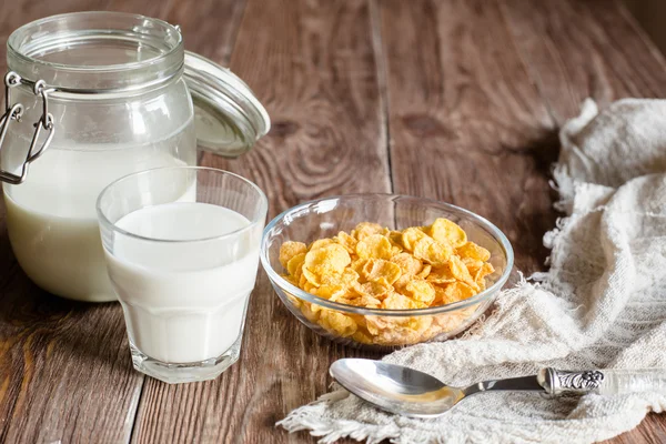 Ontbijt met cornflakes en melk in landelijke stijl — Stockfoto