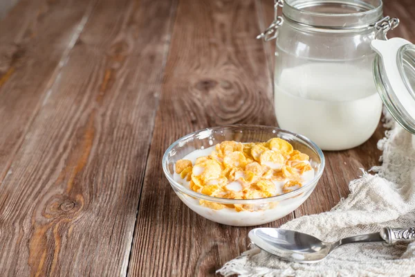 Ontbijt met cornflakes en melk in landelijke stijl — Stockfoto