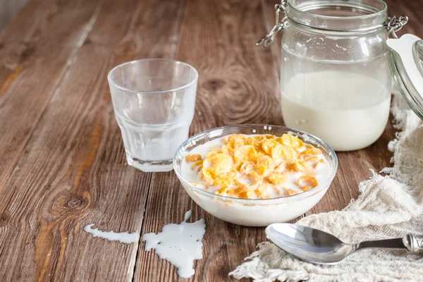 Ontbijt met cornflakes en melk in landelijke stijl — Stockfoto