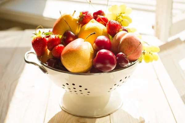 Frische gemischte Früchte, Beeren in Schüssel. Liebe Früchte, Beeren. Sonnenlicht — Stockfoto