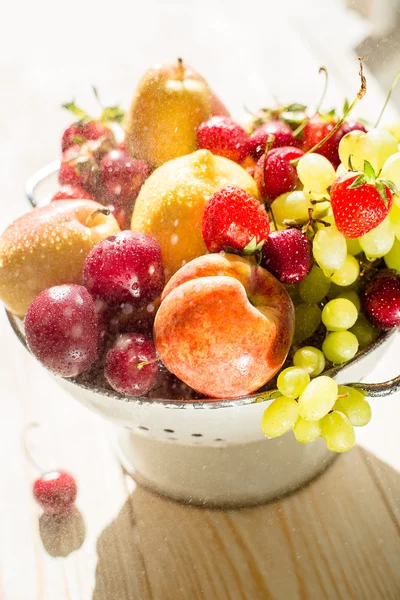 Frische gemischte Früchte, Beeren in Schüssel. Liebe Früchte, Beeren. Sonnenlicht — Stockfoto