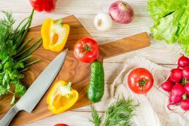 Organik gıda arka plan. Sebze doğrama tahtası üzerinde