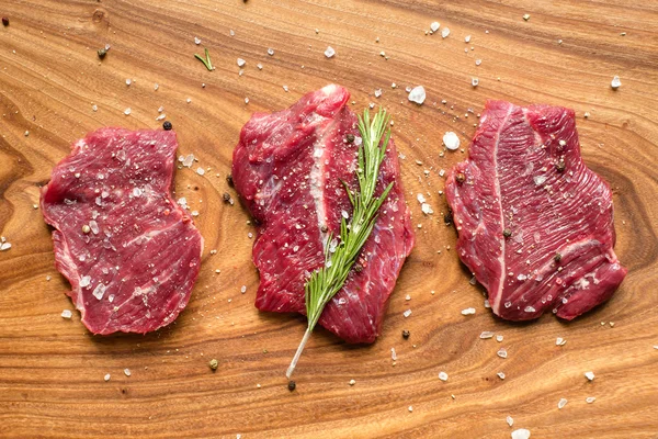 Świeże, surowe mięso na deski do krojenia z przyprawami, widok z góry — Zdjęcie stockowe