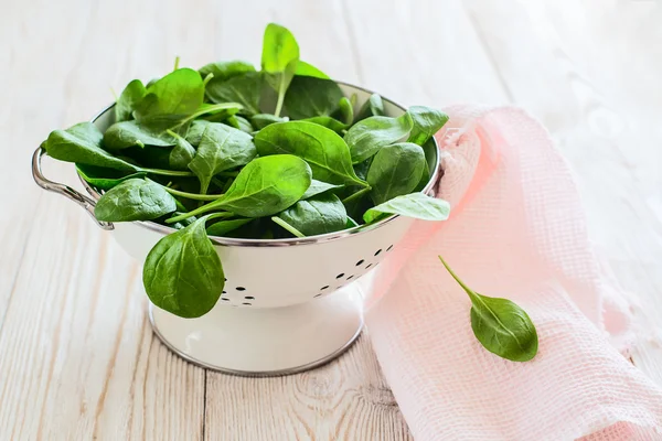 Roher frischer Spinat im Sieb — Stockfoto