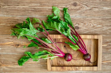 pancar sebze ve ahşap tepsi üzerinde en fazla ile