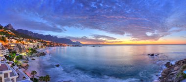 Arka planda Masa Dağı ile Cape Town'ın plajları
