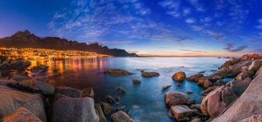Cape Town Camps Bay, geceleri arka planda Masa Dağı