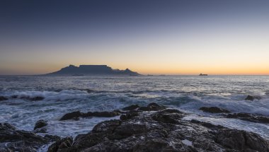 Blouberg Strand Güney Afrika'da günbatımı sırasında görüldü Cape Town Masa Dağı'nın ikonik düz üst.