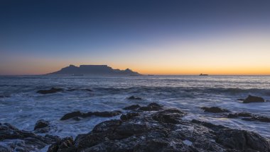 Blouberg Strand Güney Afrika'da günbatımı sırasında görüldü Cape Town Masa Dağı'nın ikonik düz üst.