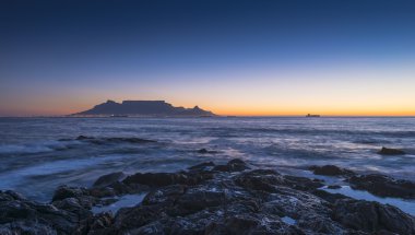Blouberg Strand Güney Afrika'da günbatımı sırasında görüldü Cape Town Masa Dağı'nın ikonik düz üst.