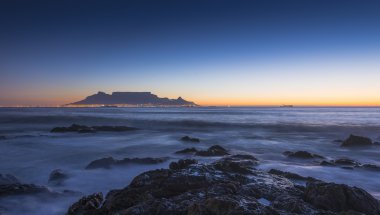 Blouberg Strand Güney Afrika'da günbatımı sırasında görüldü Cape Town Masa Dağı'nın ikonik düz üst.