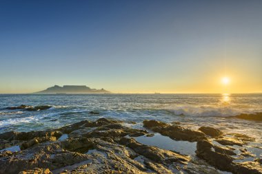 Blouberg Strand Güney Afrika'da günbatımı sırasında görüldü Cape Town Masa Dağı'nın ikonik düz üst.