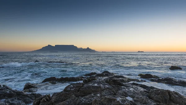 Cape Town Stolové hory kultovní ploché temeno pohledu z Blouberg Strand v Jižní Africe při západu slunce. — Stock fotografie