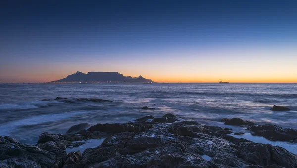 Мис місто столову гору знакових плоским верхом видно з напрямку Blouberg Strand в Південній Африці під час заходу сонця. — стокове фото