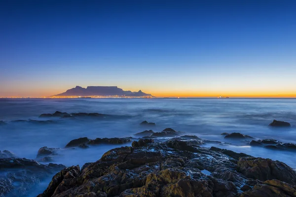 Cape Town Stolové hory kultovní ploché temeno pohledu z Blouberg Strand v Jižní Africe při západu slunce. — Stock fotografie