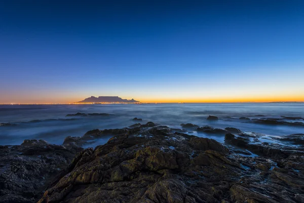 Cape Town Table Mountain's iconic flat top seen from Blouberg Strand in South Africa during sunset. — Stock Photo, Image