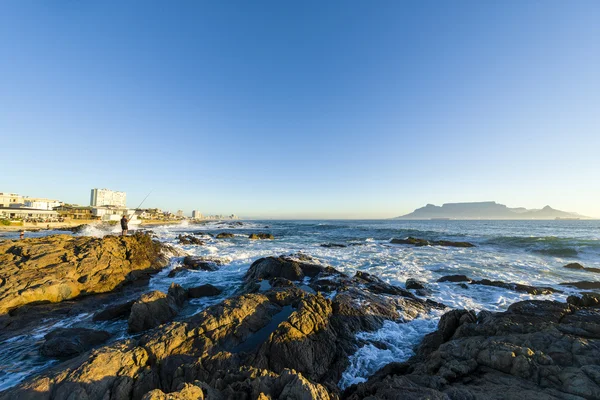 Blouberg Strand Güney Afrika'da günbatımı sırasında görüldü Cape Town Masa Dağı'nın ikonik düz üst. — Stok fotoğraf