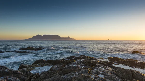 Мис місто столову гору знакових плоским верхом видно з напрямку Blouberg Strand в Південній Африці під час заходу сонця. — стокове фото